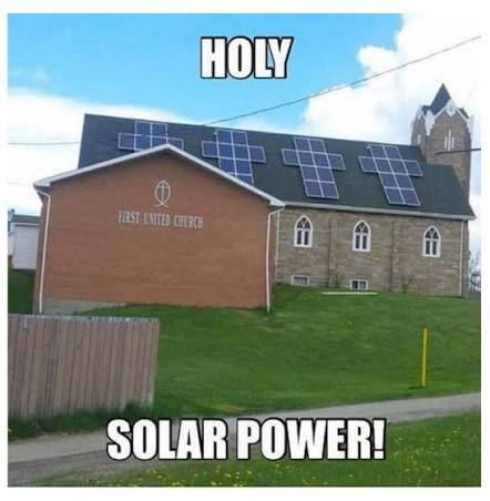Eine Kirche mit Solarmodulen in Kreuzform.