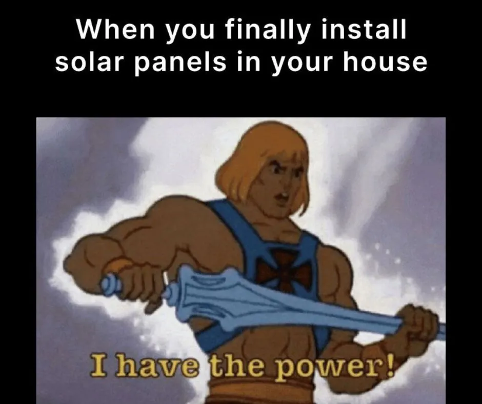 He-Man hebt sein Schwert.