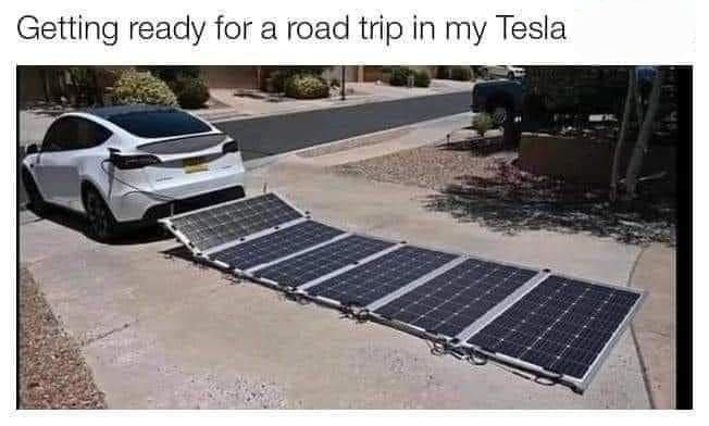 Ein Elektroauto zieht eine lange Reihe Solarmodule hinter sich her.